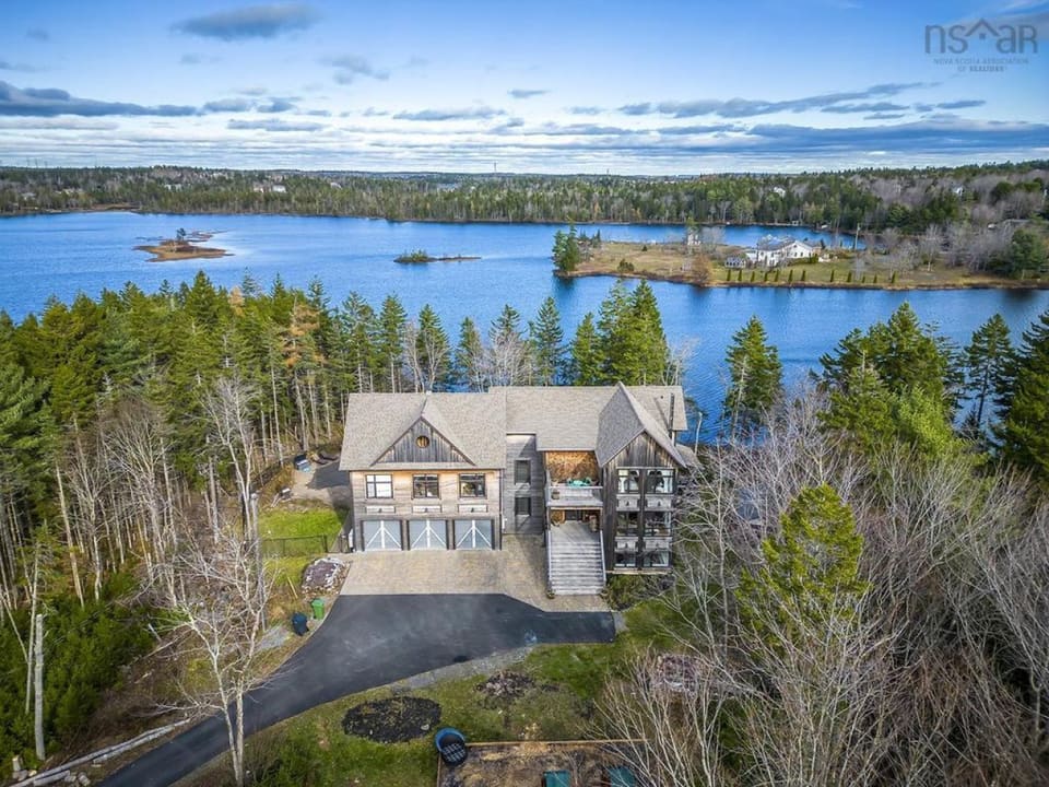 Schmidt Lake Mansion, Hammonds Plains