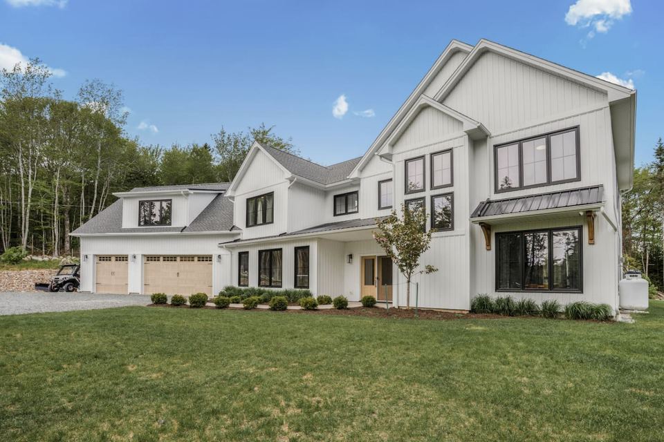 Lakefront Luxury Retreat, Hammonds Plains