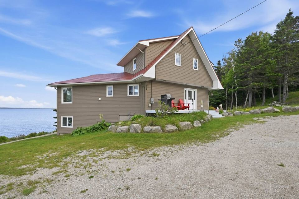 Oceanfront Sanctuary, Hubbards